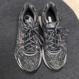 Brooks GTS 17 running shoes